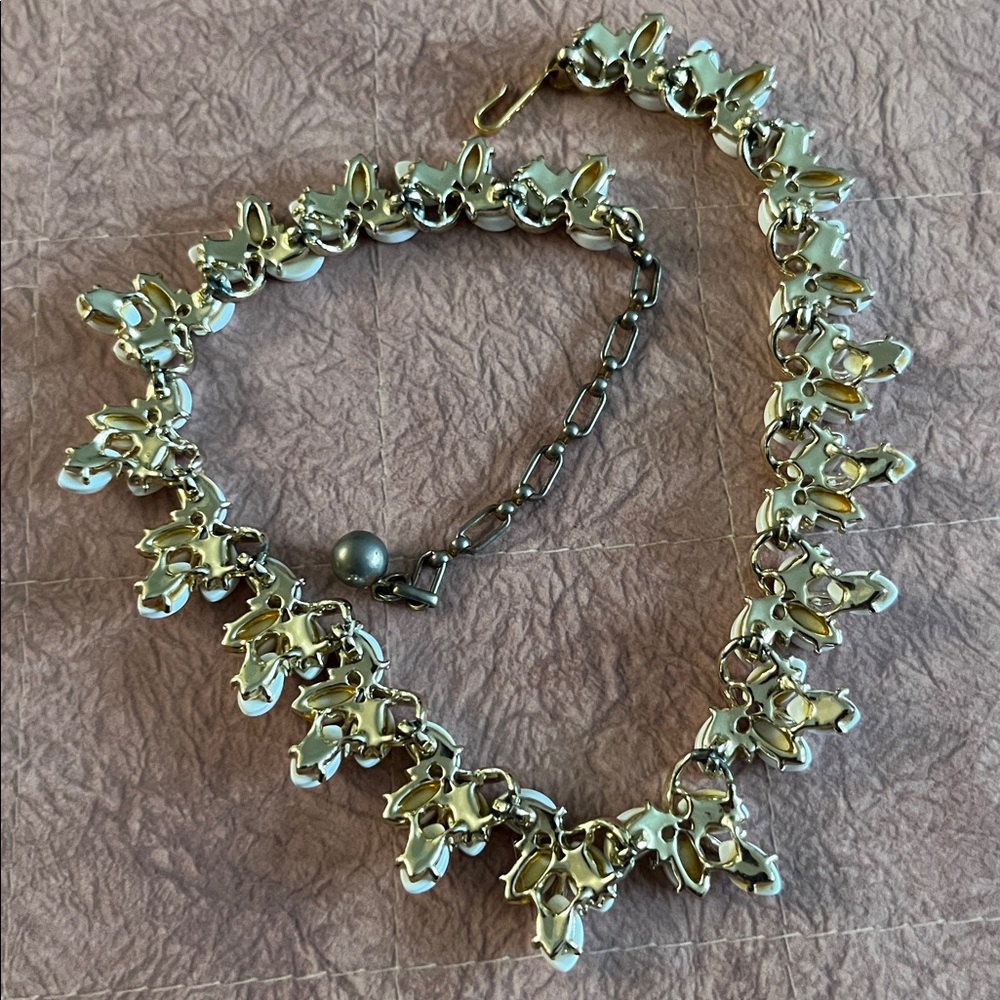 Vintage Kramer white thermoset draping leaves choker and clip ear climber set - Picture 11 of 13